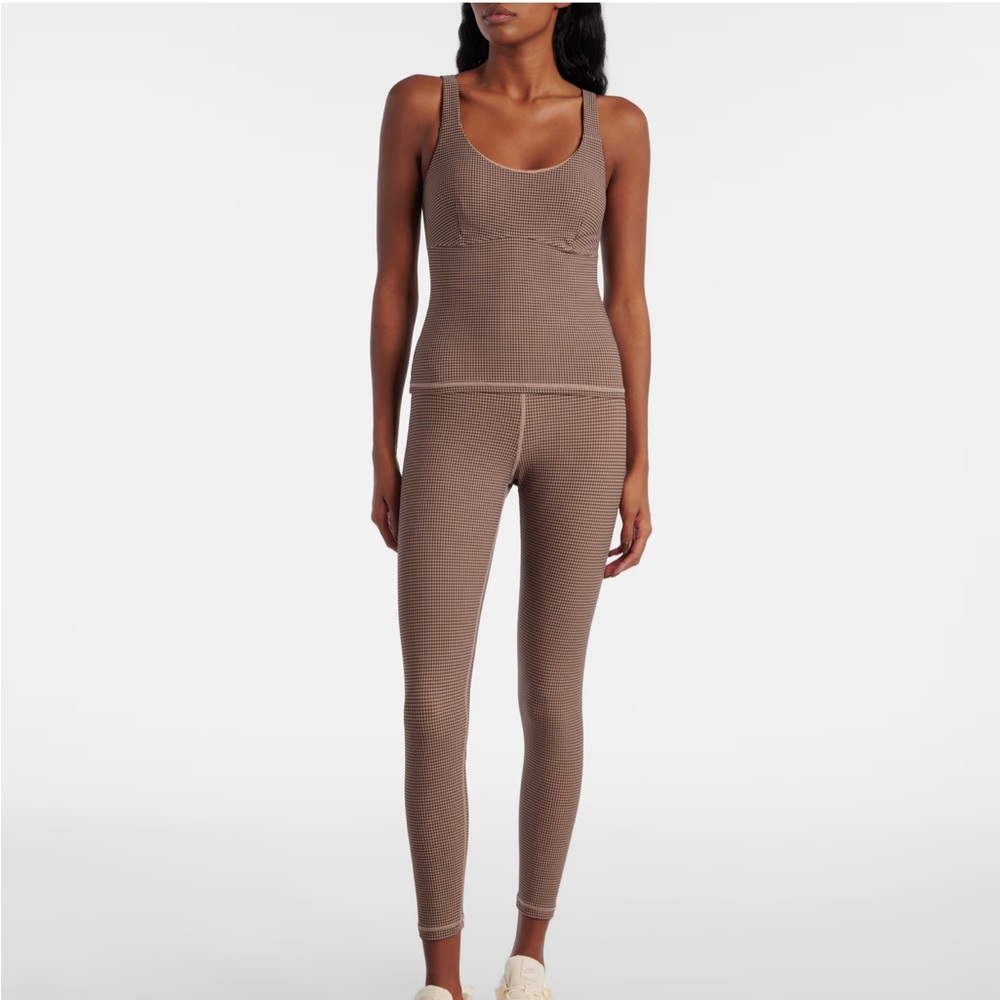 The upside medium top and small bottom set